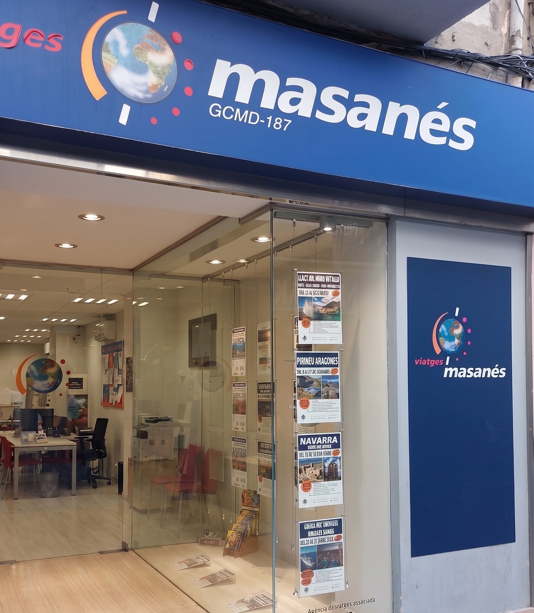 Pere Massanés, responsable de Viatges Masanés, davant l'oficina de Manresa